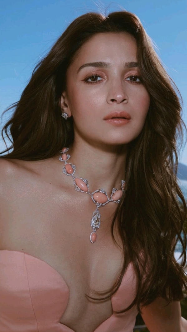 Alia Bhatt Red Carpet Look
