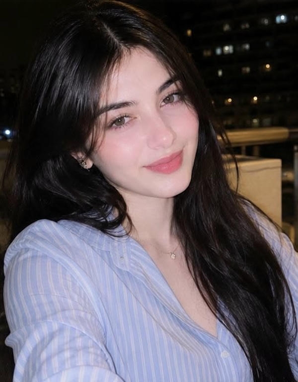 Beautiful Girl Selfie HD