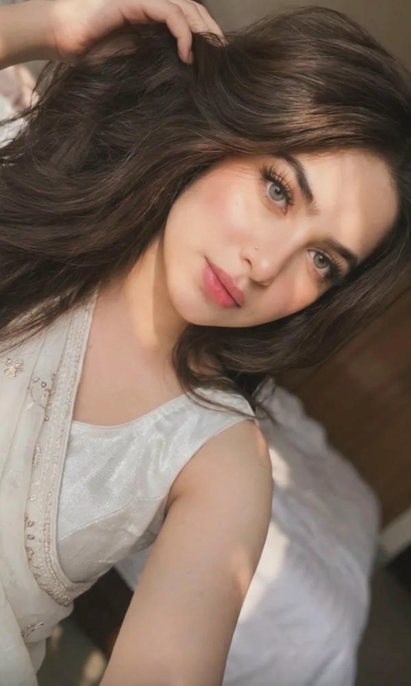 Beautiful Girl Selfie No Makeup