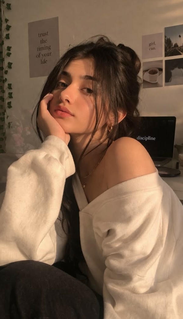 Beautiful Girl Selfie Wallpaper