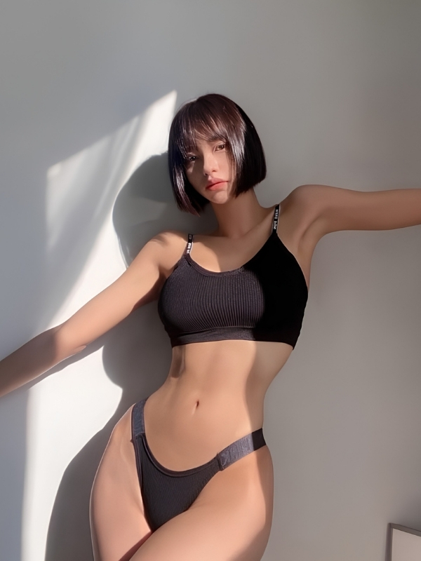 Black Bikini Girl Photos