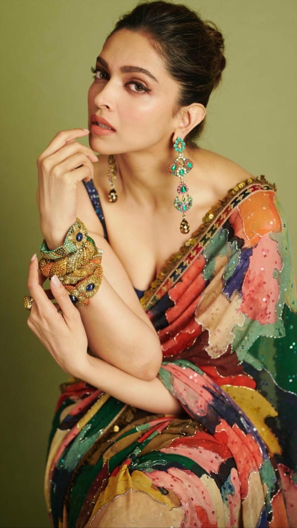 Deepika Padukone Hot Saree Pics