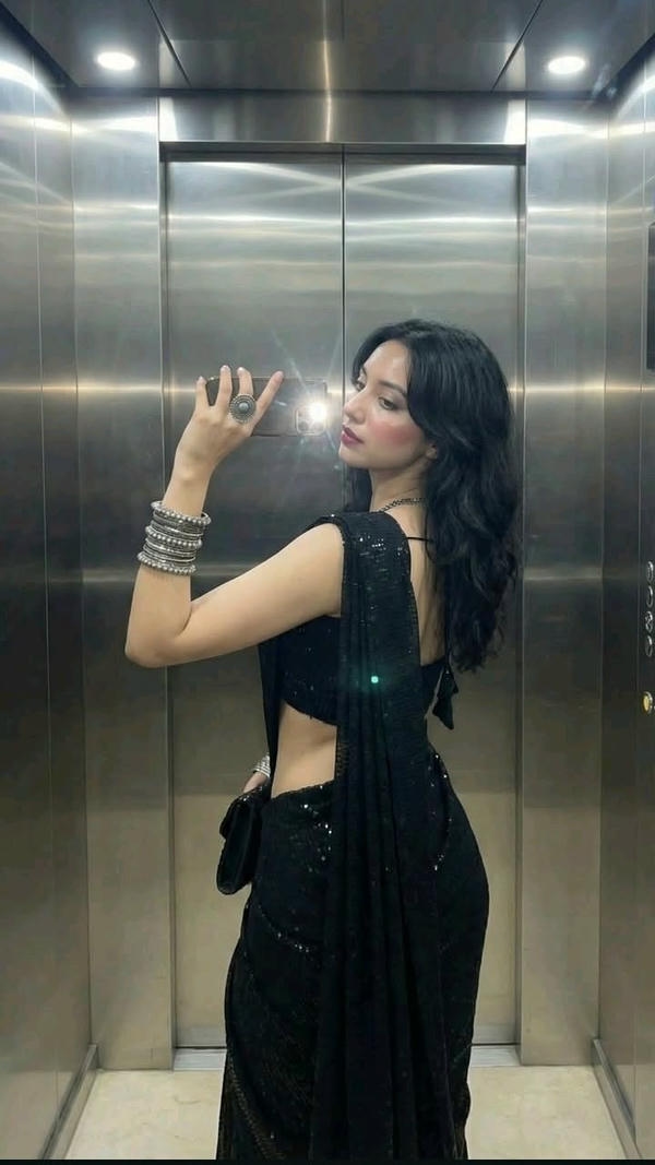 Desi Girl Hot Selfie Pose