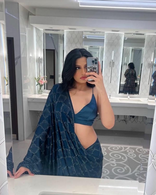 Desi Girl Nude Mirror Selfie