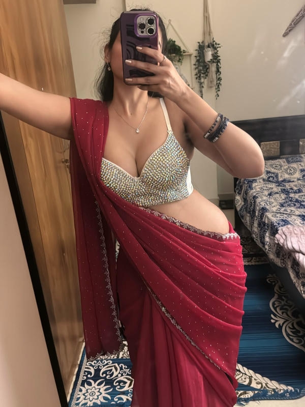 Face Hidden Mirror Selfie in Saree