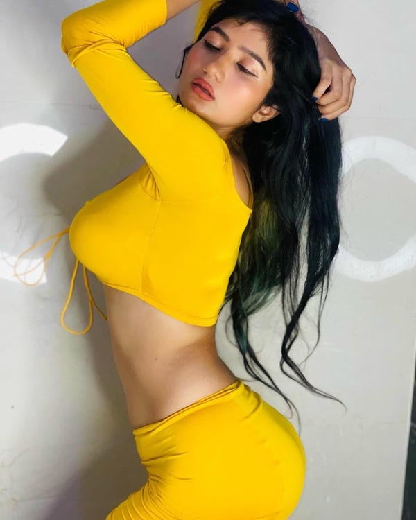 Glamorous Crop Top Girl Photos