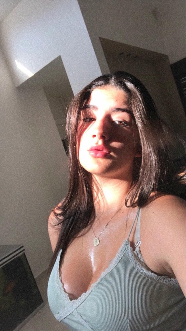 Glamour Girl Selfie HD