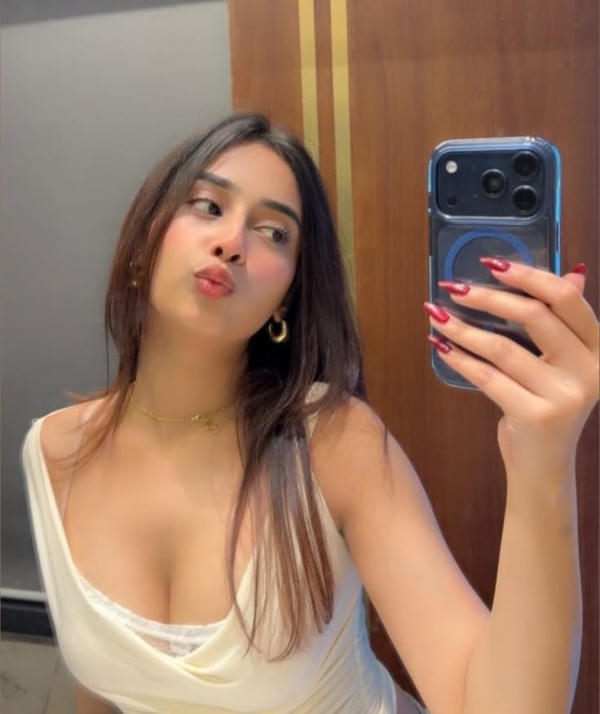 Glamour Girl Selfie Pose