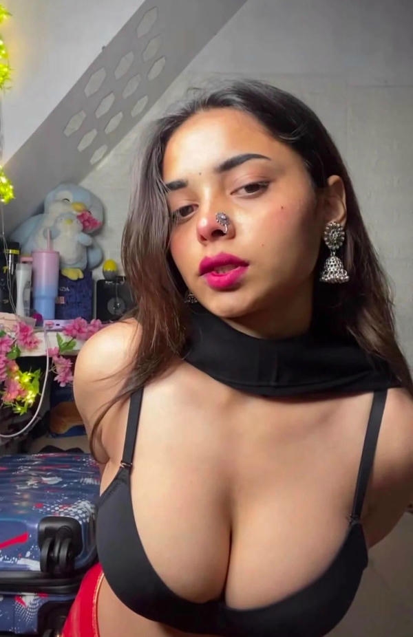 Glamour Girl Selfie in Black Saree