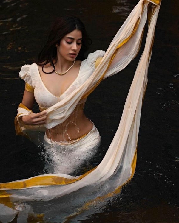 Hot Desi Girl White Saree Photos