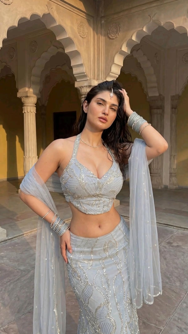 Hot Girl in Saree Deep Neck Blouse