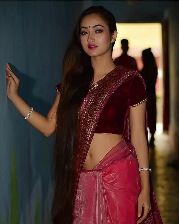 Hot Girl in Saree Desi Look