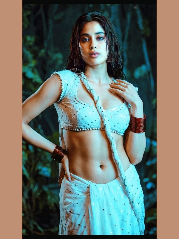 Janhvi Kapoor Hot Saree Photos