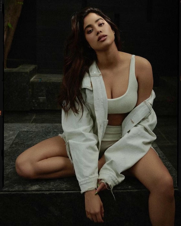 Janhvi Kapoor cleavage photos