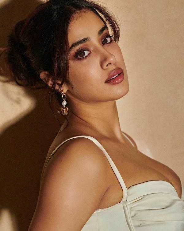 Janhvi Kapoor steamy photos