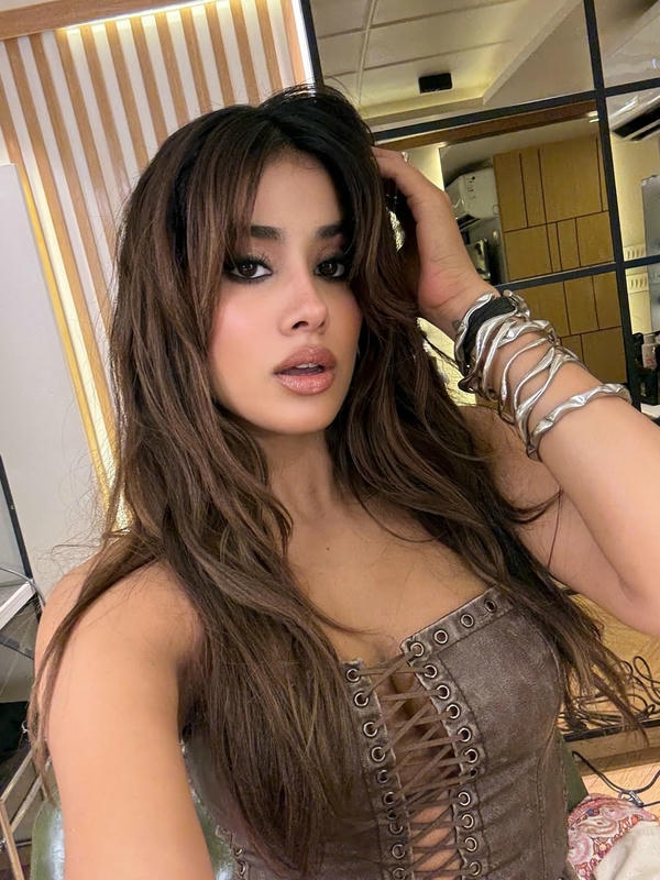 Janhvi Kapoor sultry looks
