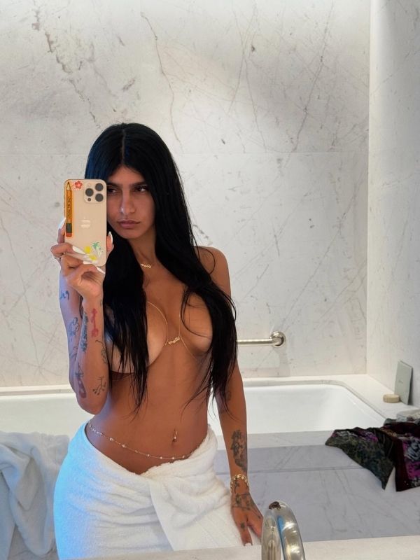 Mia Khalifa mirror selfie