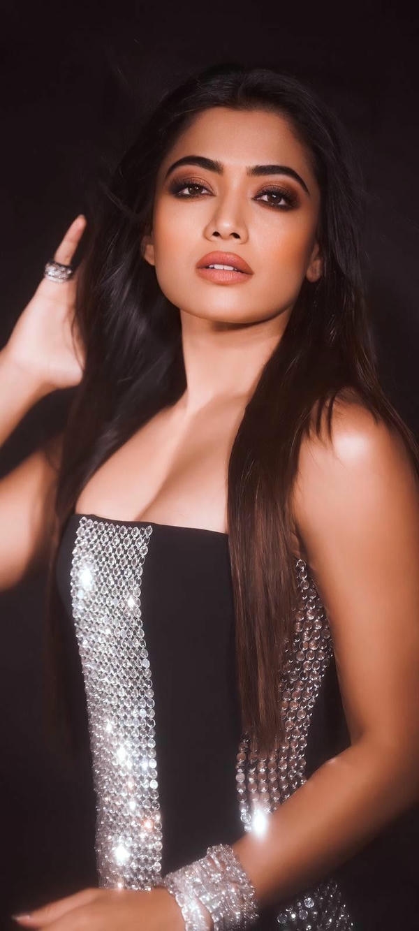 Rashmika Mandanna Hot Pics in Black Saree