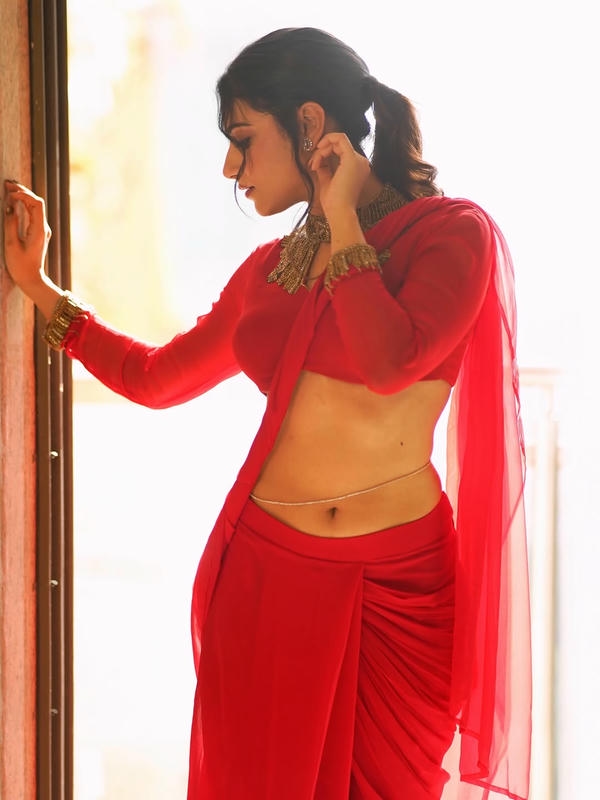 Red Saree Hot 18+ Photos