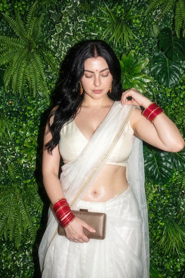 Sexy Girl in Saree Cleavage