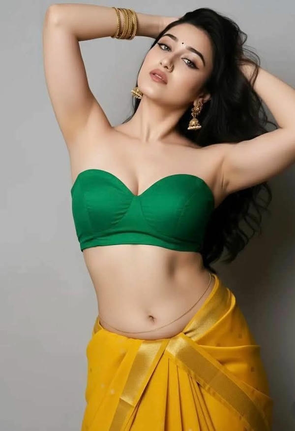 Sexy Girl in Saree Navel