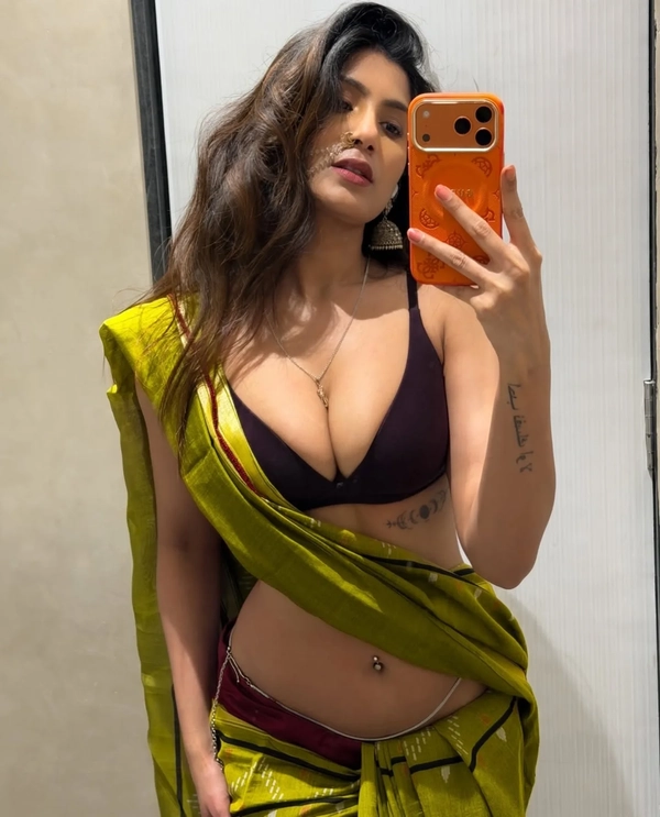 Sexy Girl in Saree Seductive Pose